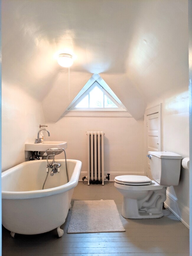 3rd floor bathroom - 2640 W Saint James Pky