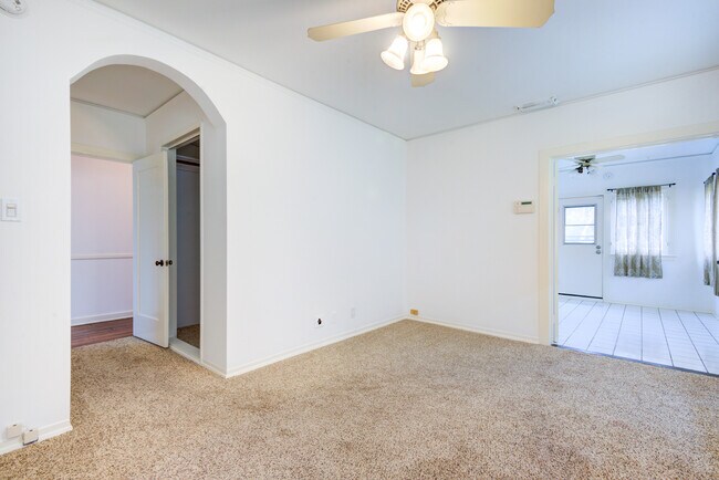 Building Photo - 556 Radcliffe Ave