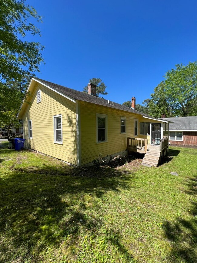 Building Photo - 107 S Rotary Ave