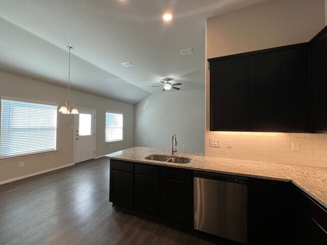 Building Photo - Luxury 3/2 Duplex in Seguin, Texas