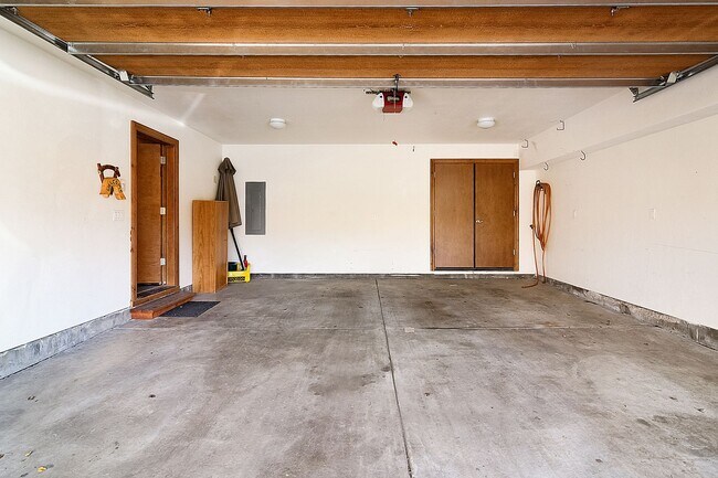 Building Photo - 44 Linden Ln