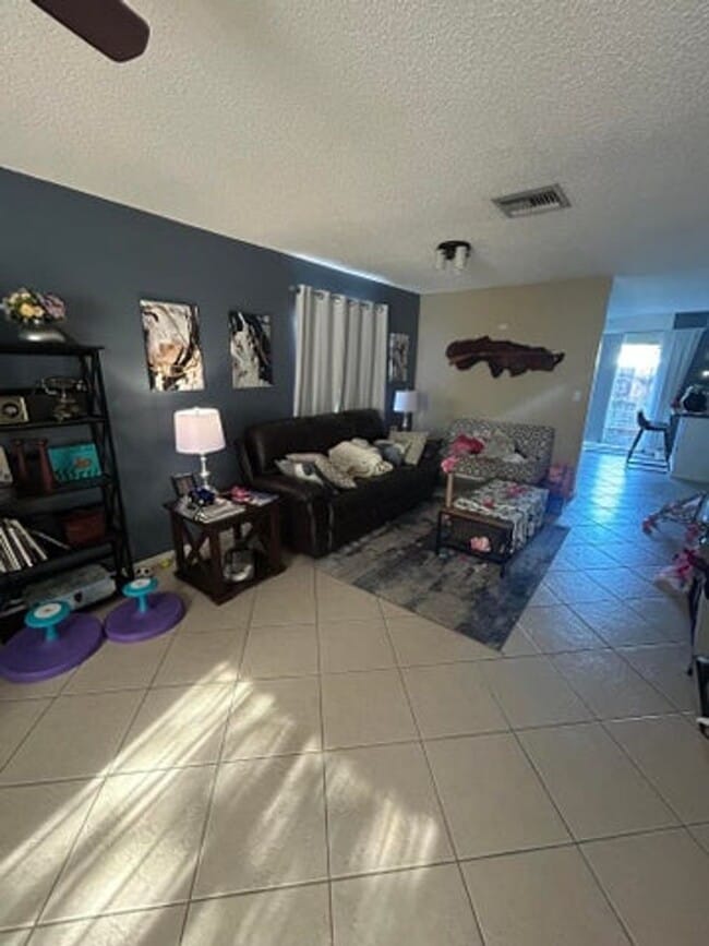 Building Photo - 818 Sandtree Dr