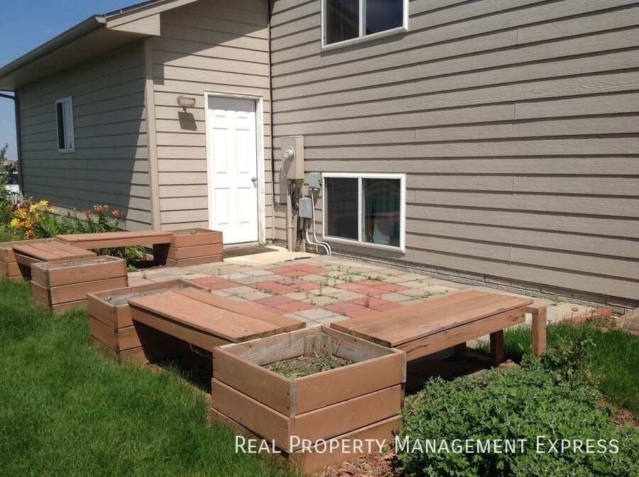 Building Photo - Beautiful 4 Bedroom 2 Bathroom Single Fami...