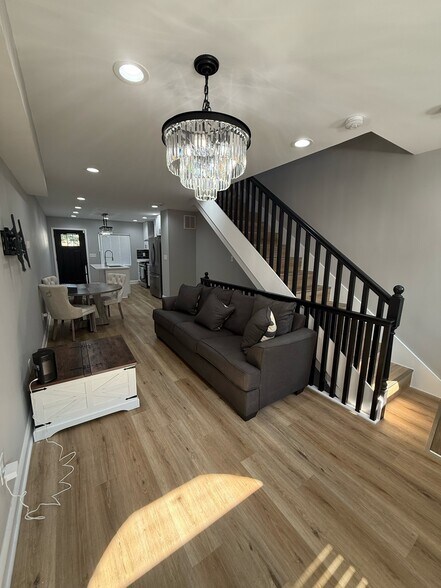 Building Photo - 2317 Barclay St