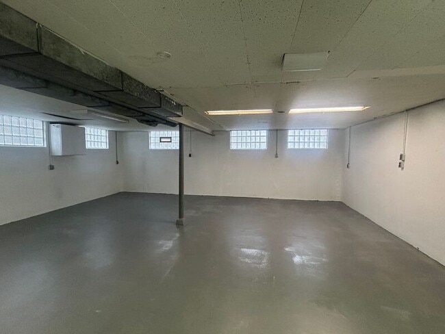 Building Photo - 5150 Chantilly Dr