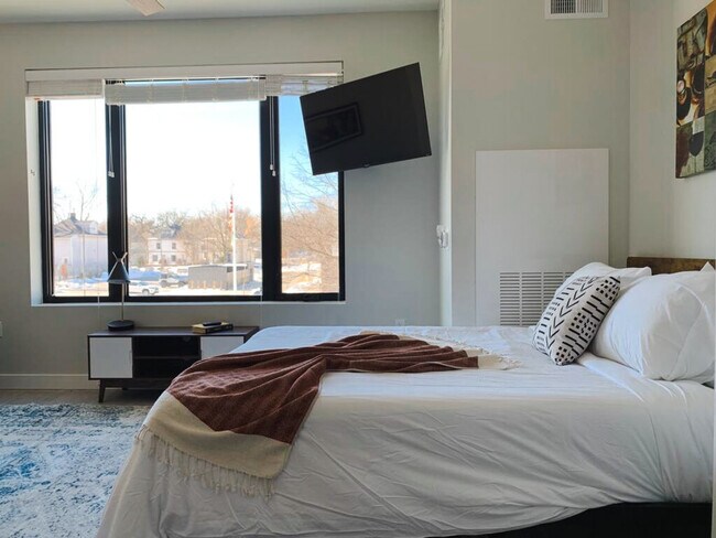 Building Photo - 2530 University Ave