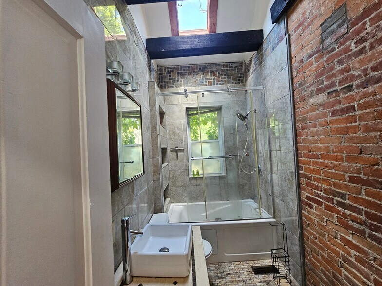 One of a kind full bathroom - 943 Highland St