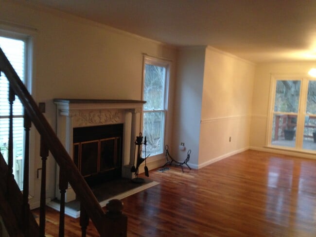 Building Photo - NICE SINGLE FAMILY HOME WITH 1 CAR GARAGE