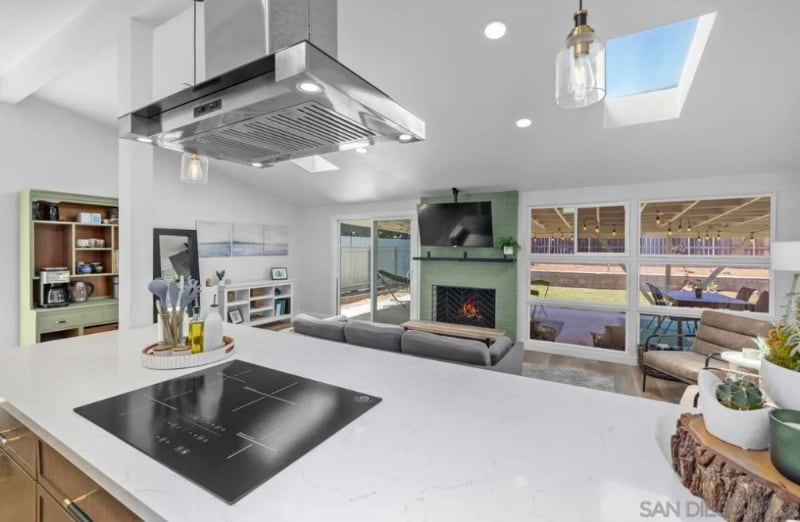 Building Photo - 9542 Larrabee Ave