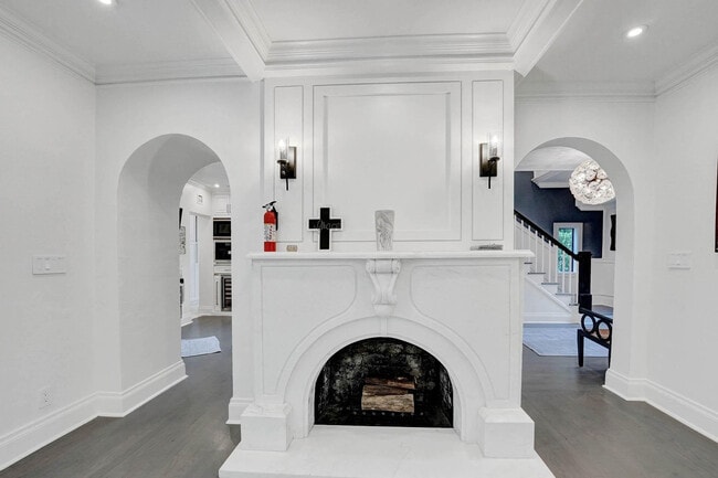 Building Photo - 614 Poinciana Dr