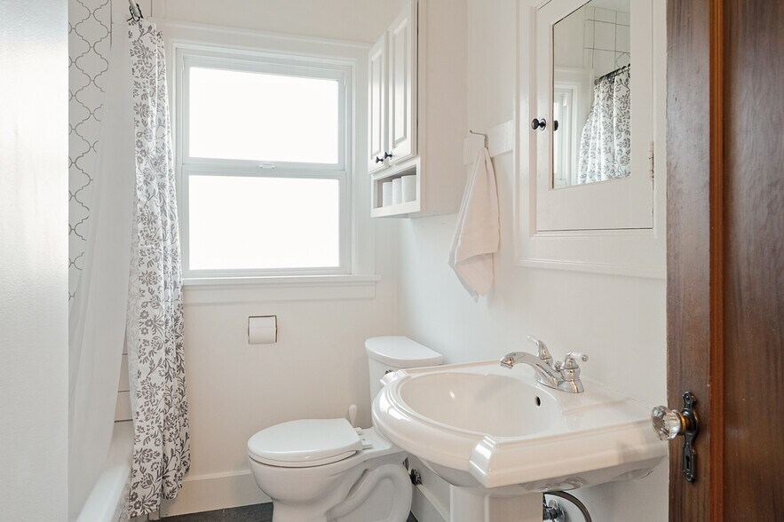 Building Photo - 2323 SE Pine St