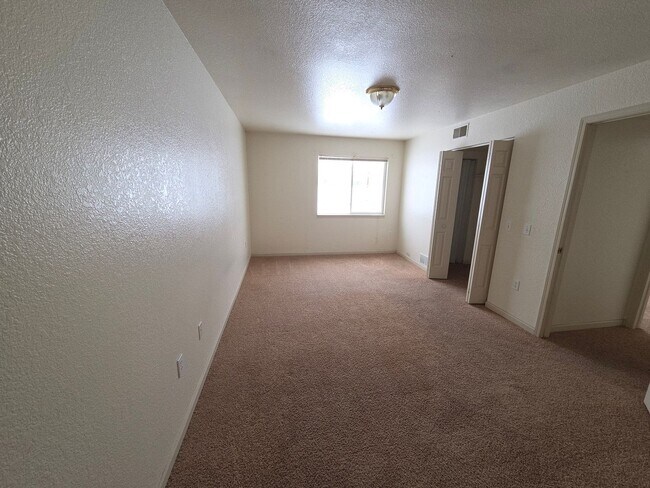 Building Photo - Discover your dream Townhome in Manitowoc!