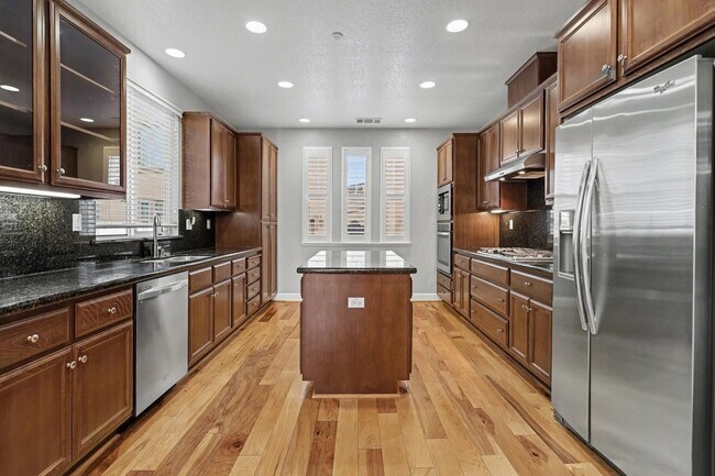 Building Photo - 568 Selby Lane