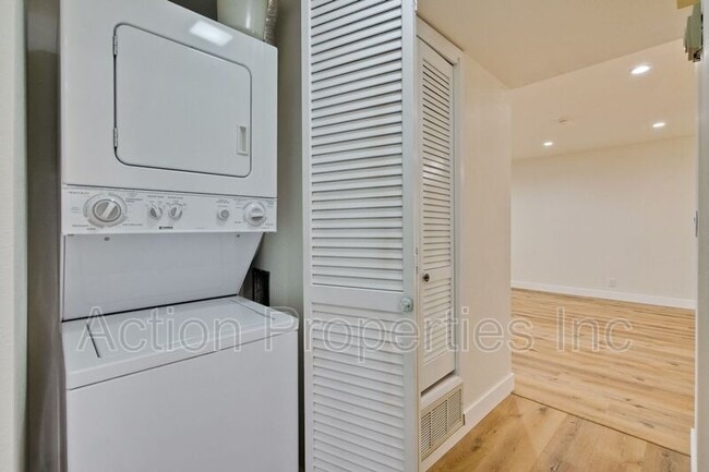 Building Photo - 2211 Latham St