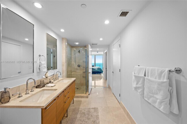 Building Photo - 17001 Collins Ave