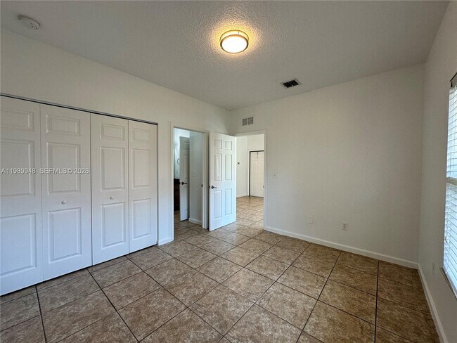 Building Photo - 1027 NE 10th Ave