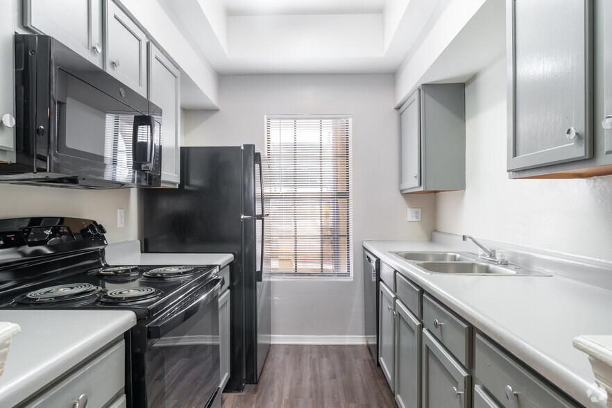 1BR,1BA - 700SF - Kitchen - Waterford Apartments