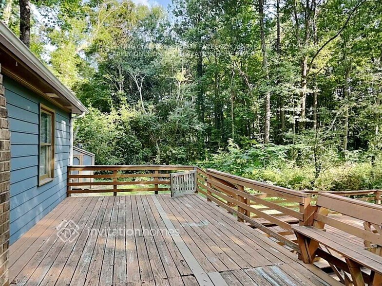 Building Photo - 635 Tryon Pl