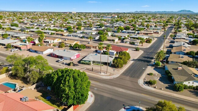 Building Photo - Spacious 3 Bed in Dreamland Villa | Corner Lot + Circular Drive