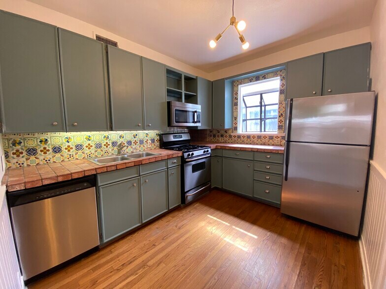 Kitchen w/ gas range - 5519 Miller Ave
