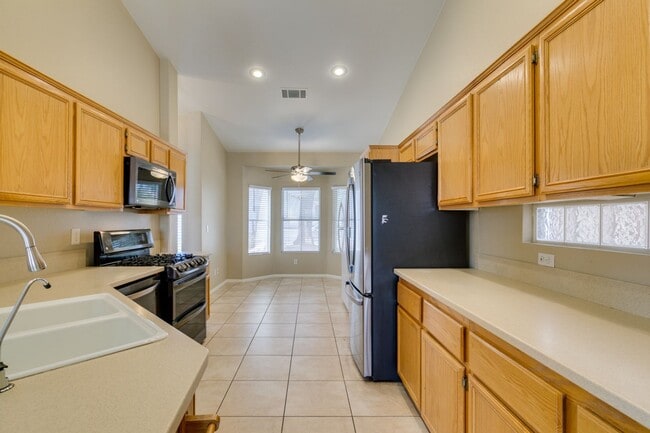 Building Photo - Charming Single-Story Home with Spa & Covered Patio Near Spencer & Wigwam in Las Vegas