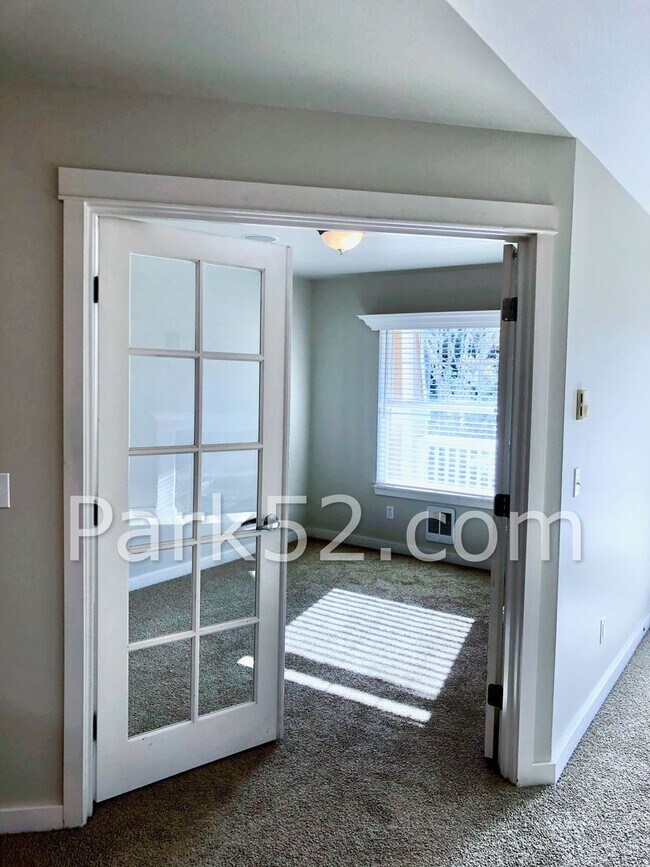 Building Photo - 3 Bedroom Condo in DuPont