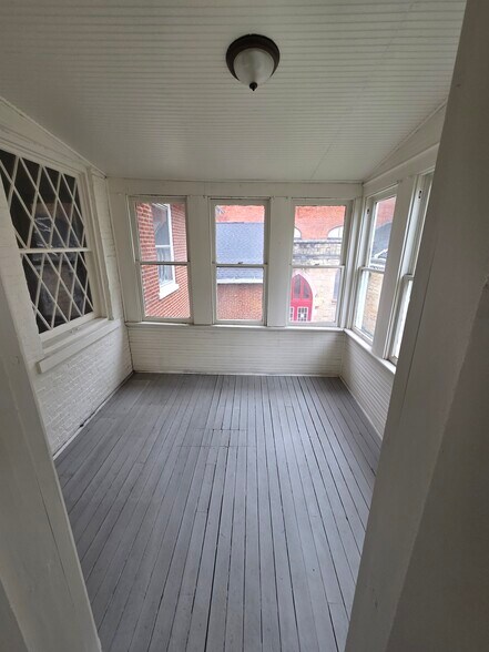 Building Photo - 806 13th St