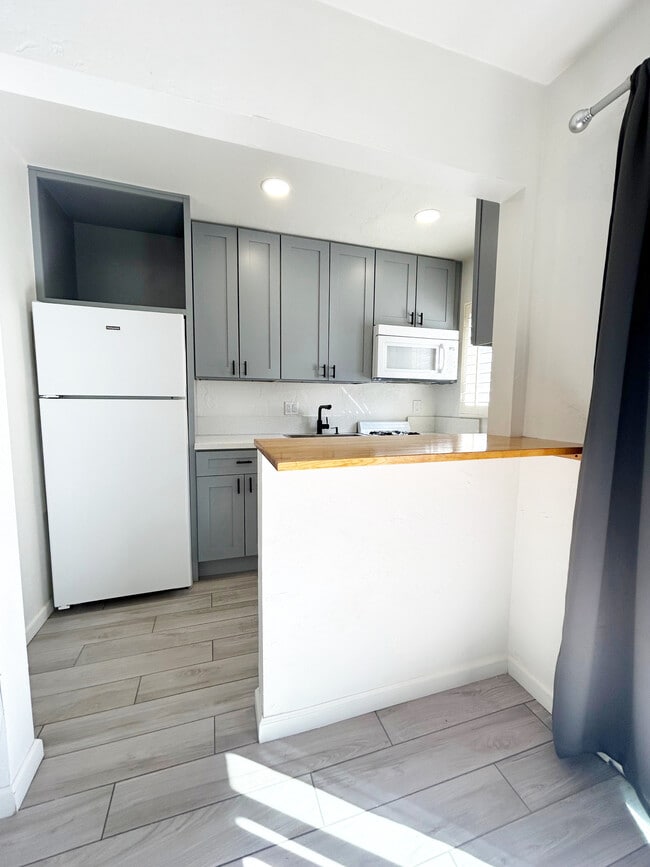 Building Photo - 1315 N Indian Canyon Dr