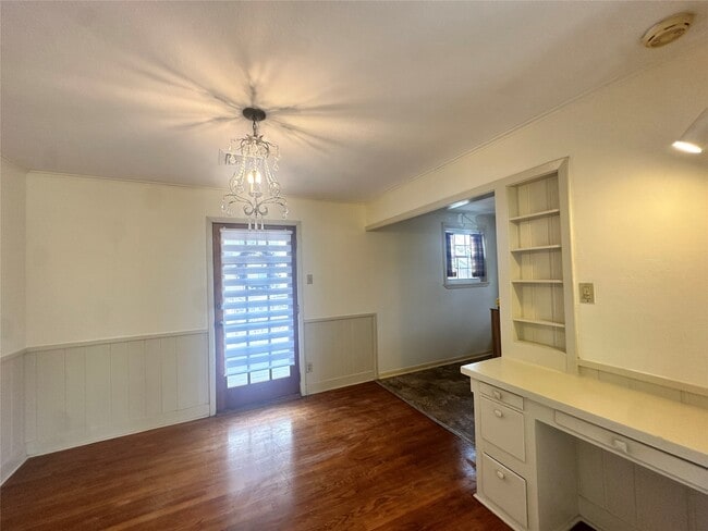 Building Photo - 914 1/2 W 21st St