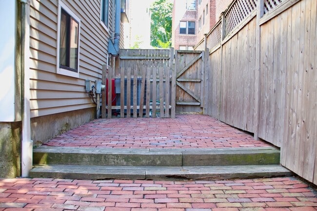 Building Photo - 54 Trowbridge St