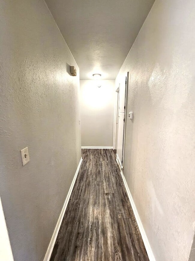 Building Photo - 3 Bed 1.5 Bath 1 Car Garage in the Henders...