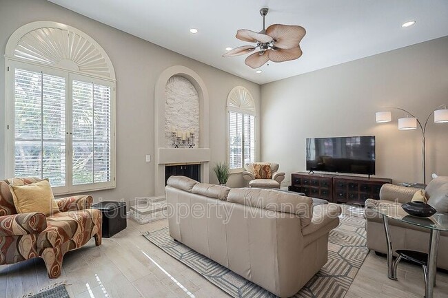 Building Photo - 10527 E Fanfol Ln