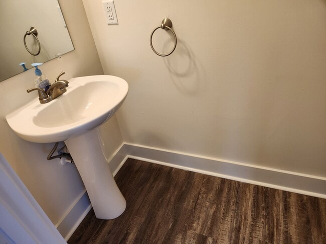 Building Photo - 2 Bed Modern Townhouse-Blackstone Convenient to Pickett