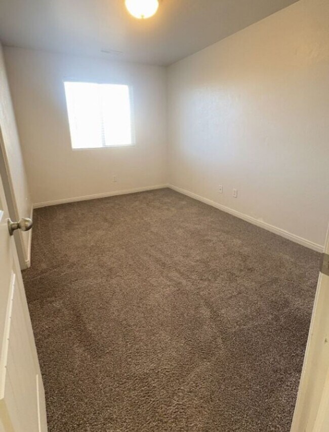 Building Photo - 4281 Wagon Wheel Dr E