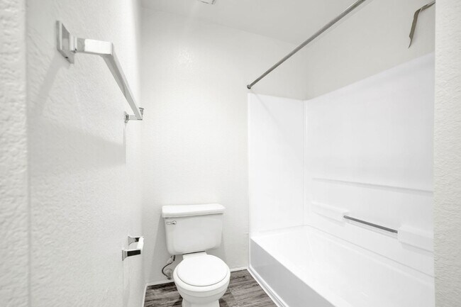 Building Photo - 2BD 2BTH B