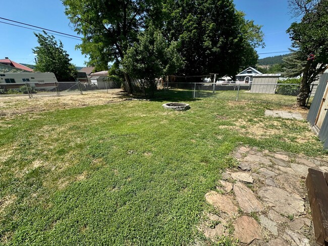 Building Photo - 1 Bedroom house on large lot in quiet neig...