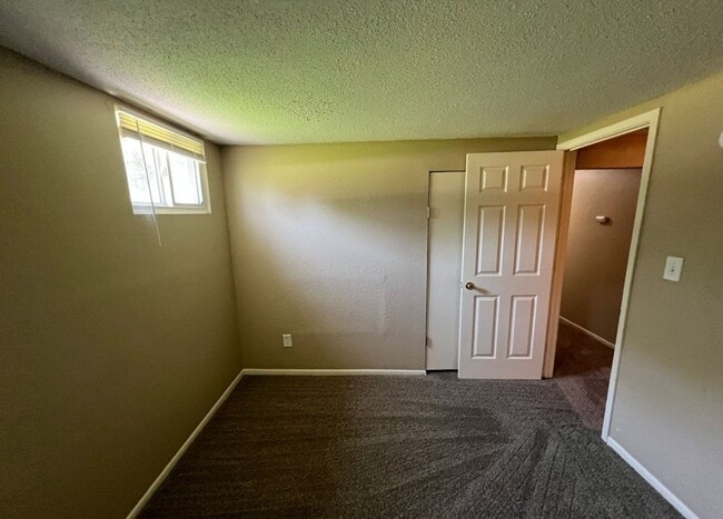 Building Photo - Spacious Split Level Duplex in Lee’s Summit!