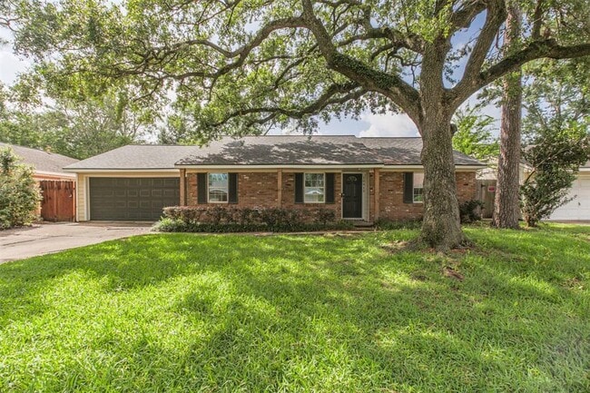 Primary Photo - 10915 Cedarhurst Dr