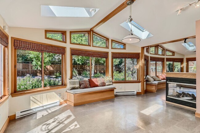 Building Photo - Sun Filled 4B/2.5B in Table Mesa - Availab...