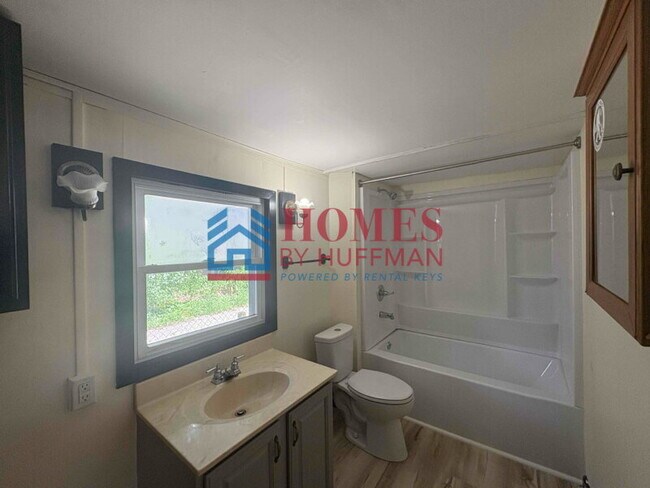 Building Photo - One Bedroom House | Move In Special