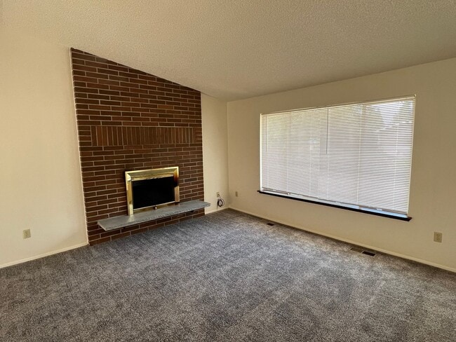 Building Photo - Super Clean Split Level Home with Huge Yard!