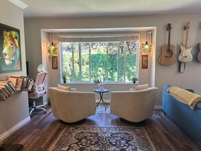 Building Photo - Quiet Kirkland Condo near Downtown Availab...