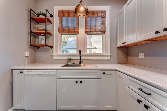 Building Photo - 58 Levels Rd