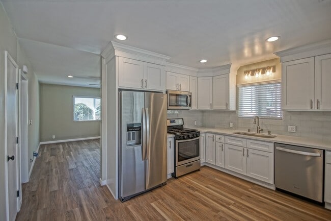 Building Photo - NEWLY REMODELED, SPLIT-LEVEL 3BR2BA DUPLEX...