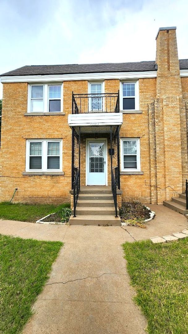 Building Photo - 2 bed 1 bath 1 car garage upstairs duplex in Miller's Boulevard Addition of OKC