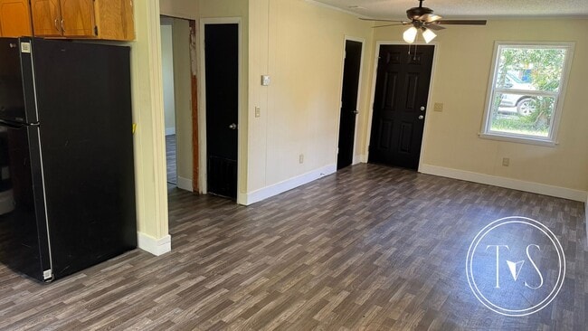 Building Photo - Move-in ready NOW!