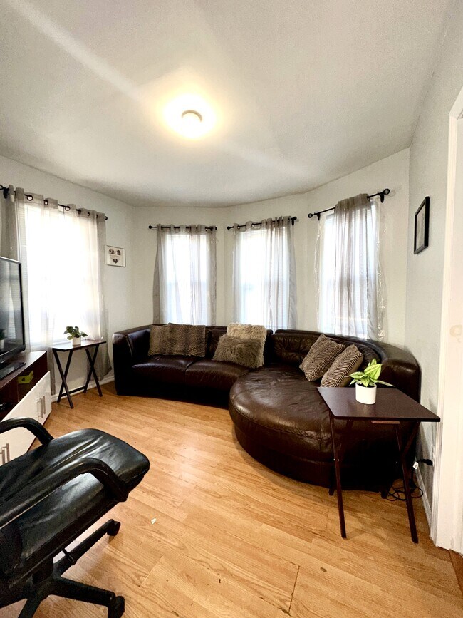 Building Photo - 329 Plainfield St