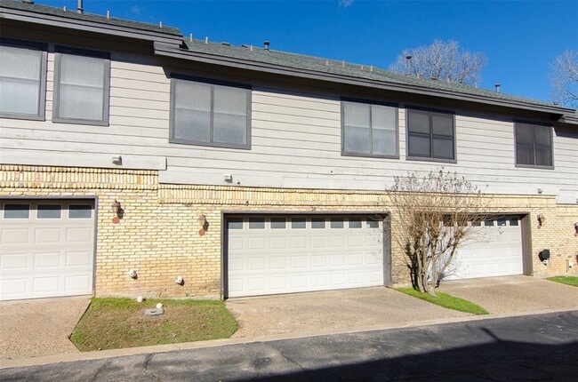 Building Photo - 10819 Crown Colony Dr