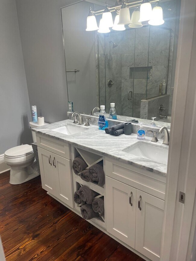 Building Photo - Gorgeous 3BD/1BA in MidCity