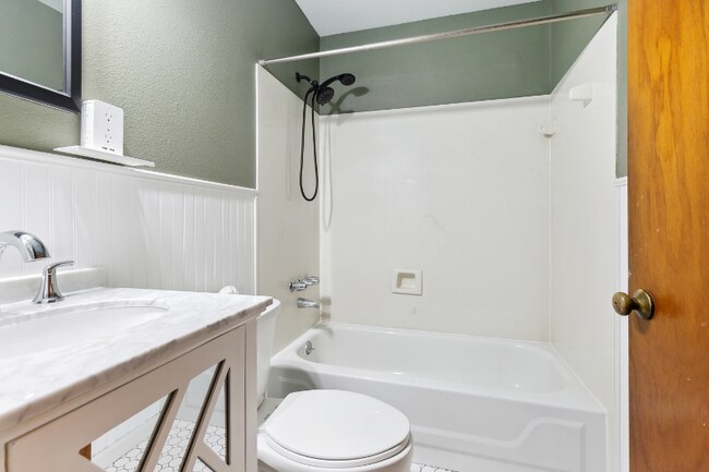 Building Photo - 420 Moss Ln